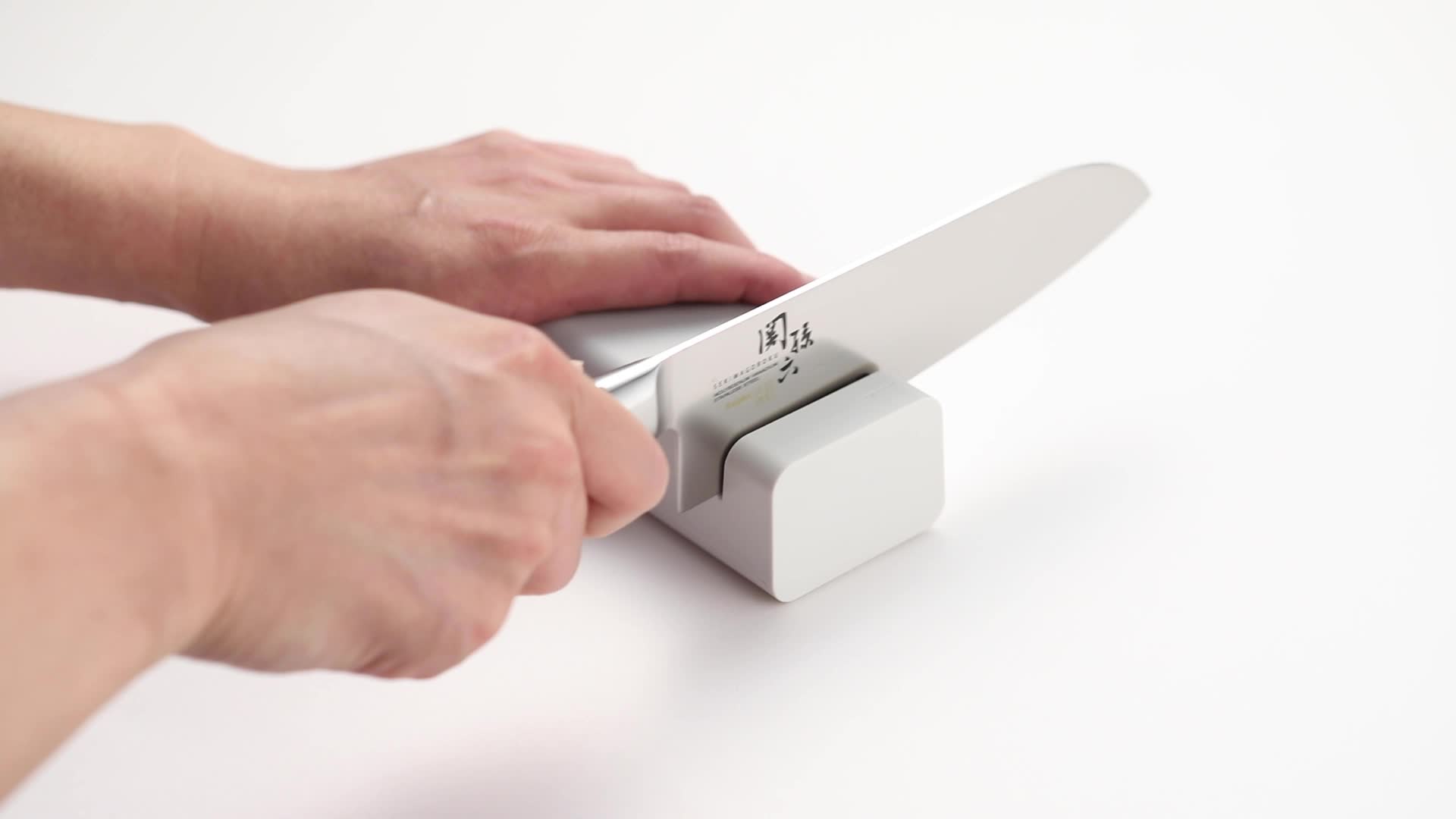 Amazon.co.jp: 貝印 KAI 包丁 研ぎ コンパクト 電動 シャープナー 自動